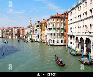 Gondole passare canale principale a Venezia in Italia. Foto Stock