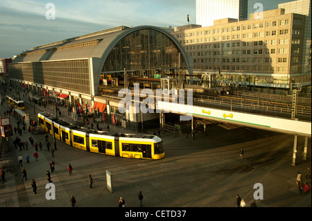 S BAHN / stazione ferroviaria in piazza Alexanderplatz di Berlino Foto Stock