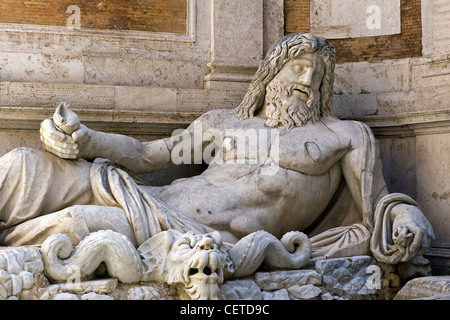 Dettaglio della statua di Marforio, Palazzo Nuovo, Campidoglio, Roma, Lazio, Italia Foto Stock