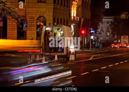 Lavori stradali a notte nel centro di Dublino Foto Stock
