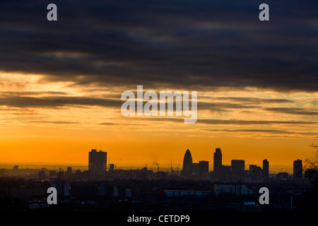 Lo skyline di Londra al tramonto fotografato da Highgate Foto Stock