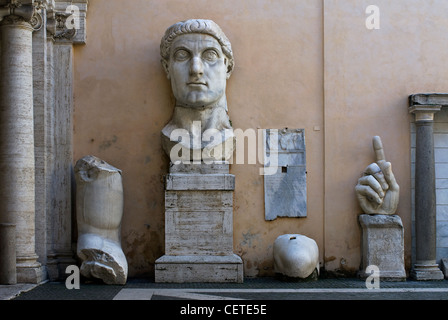 I frammenti di una statua colossale di Costantino, Musei Capitolini, Campidoglio, Roma, Lazio, Italia Foto Stock