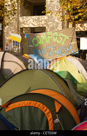 Anti capitalismo banner visualizzato sopra tende da occupare del London Stock Exchange manifestanti di fronte St.la Cattedrale di San Paolo a Londra. Foto Stock