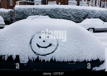 Le vie di londra e auto con faccina sorridente coperto di neve dopo una bufera di neve nel febbraio 2009 Foto Stock