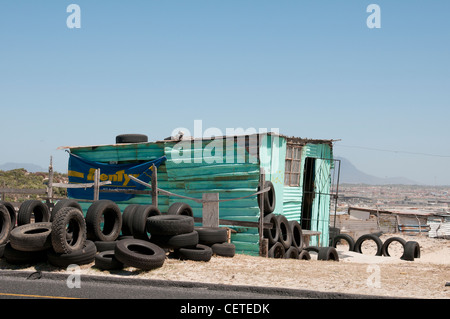 Anticaglie pneumatici in gomma in vendita da una banchina shack Khayelitsha Città del Capo Sud Africa Foto Stock