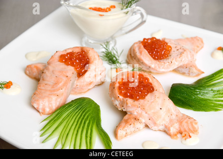 Arrosto di filetto di salmone con caviale rosso, cetrioli e salsa Foto Stock