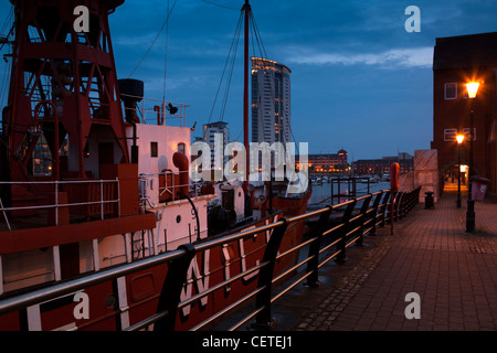 Regno Unito Galles, Swansea, quartiere marittimo, Helwick Lightship attraccate al National Waterfront muesum di notte Foto Stock