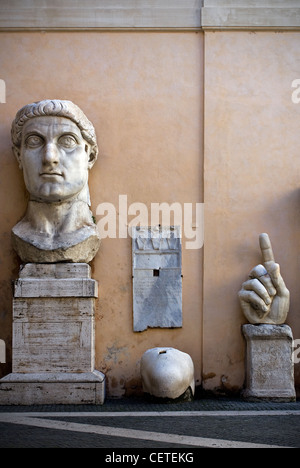 I frammenti di una statua colossale di Costantino, Musei Capitolini, Campidoglio, Roma, Lazio, Italia Foto Stock