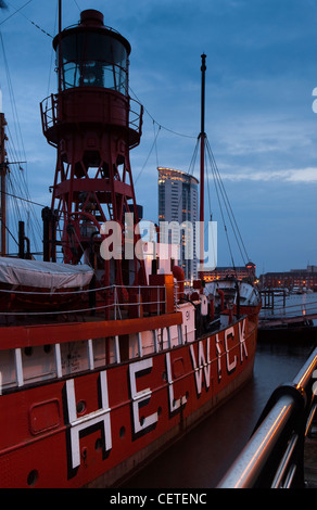 Regno Unito Galles, Swansea, quartiere marittimo, Helwick Lightship attraccate al National Waterfront muesum di notte Foto Stock
