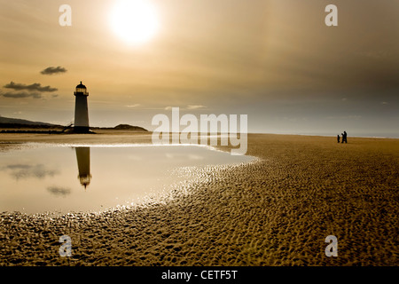 Una vista dalla spiaggia con la bassa marea a Talacre Lighthouse. Foto Stock