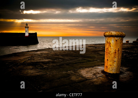 Una vista del faro al tramonto di Whitehaven. Foto Stock