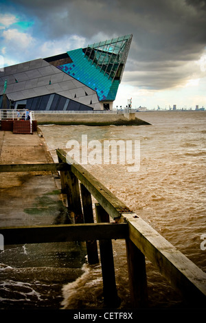 Una vista esterna del profondo acquario sul lungomare a Hull. Foto Stock