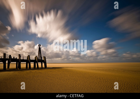 La fine di un vecchio pontile in legno a Lytham Saint Annes beach. Foto Stock