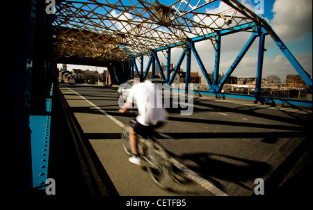 Un ciclista attraversando il ponte Drypool a Kingston Upon Hull. Foto Stock