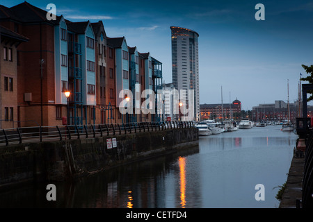 Regno Unito Galles, Swansea, quartiere marittimo, Marina al tramonto Foto Stock