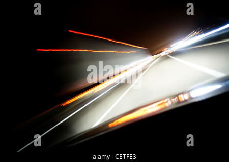 Una vista da una vettura in movimento per sentieri di luce sulla autostrada M1 di notte. Foto Stock