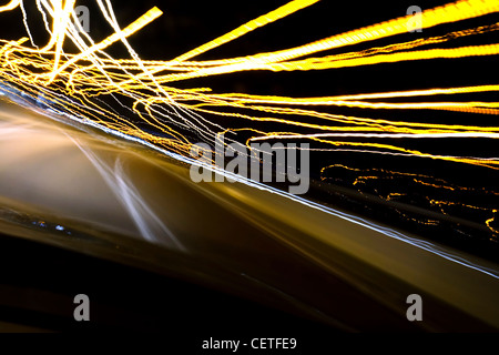 Una vista da una vettura in movimento per sentieri di luce sulla autostrada M1 di notte. Foto Stock