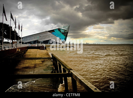 Una vista esterna del profondo acquario sul lungomare a Hull. Foto Stock