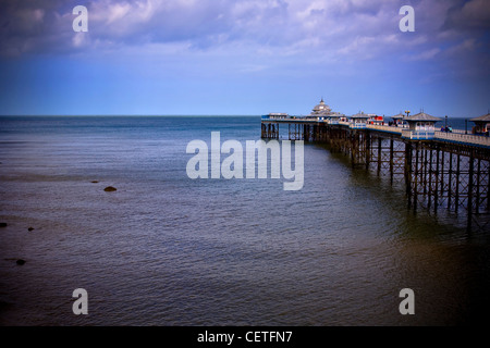 Guardando fuori a Llandudno Pier il Conwy costa. Foto Stock