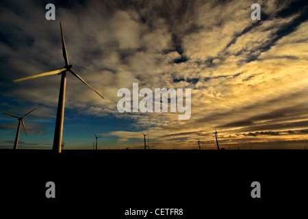 Crepuscolo cieli sopra le turbine a Ashford per centrali eoliche in East Yorkshire. Foto Stock