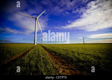 Il cielo blu sopra le turbine a Ashford per centrali eoliche in East Yorkshire. Foto Stock