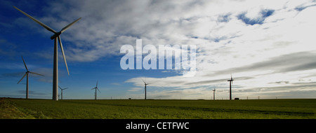 Il cielo blu sopra le turbine a Ashford per centrali eoliche in East Yorkshire. Foto Stock