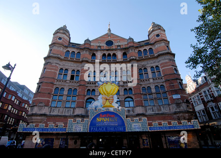 Il Palace Theatre. Questo imponente edificio di mattoni rossi è stato commissionato da Richard D'Oyly Carte nel tardo 1880. Foto Stock