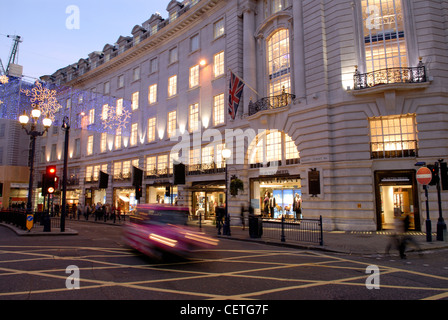 Il traffico in movimento in Regent Street. Prende il nome dal Principe Reggente (successivamente George IV), è stato costruito da John Nash come parte di una cerimon Foto Stock