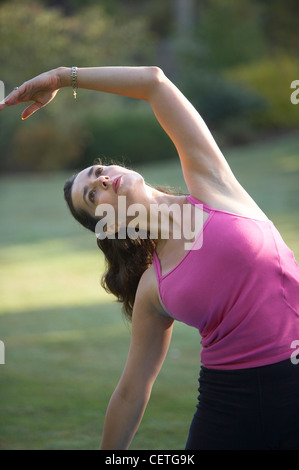Donna facendo esercizi pilates, Dorset, Inghilterra, Regno Unito. (MR) Foto Stock
