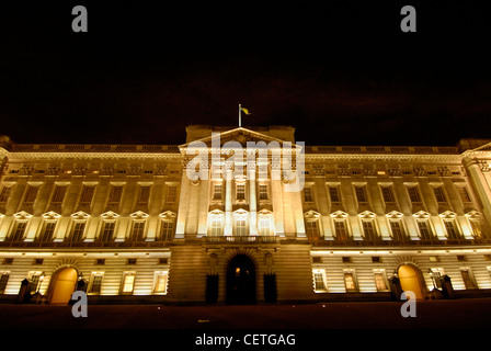 Buckingham Palace di notte. Buckingham Palace ha servito come ufficiale di residenza londinese di Gran Bretagna sovrani dal 1837, al Foto Stock