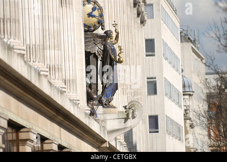 Statua sulla Selfidges negozio di fronte. Questo art deco clock oltre l'entrata principale rappresenta la regina del tempo in poppa di Foto Stock