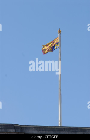 Il Royal Standard in cima a Buckingham Palace. Buckingham Palace serve sia come ufficio e residenza londinese di Sua Maestà la Q Foto Stock