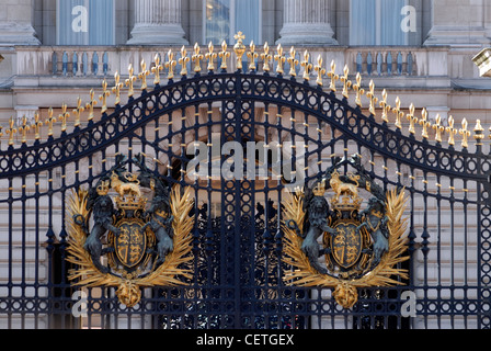 I cancelli di Buckingham Palace. Buckingham Palace serve sia come ufficio e residenza londinese di Sua Maestà la Regina, come noi Foto Stock