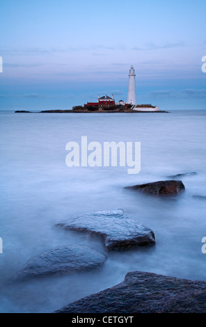 St Mary's faro ad alta marea. Il faro è situato a St Mary's isola a nord di Whiteley Bay. Foto Stock