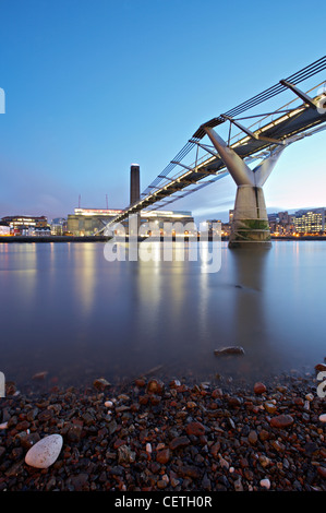 La Tate Modern e il Millennium Bridge al tramonto. Il Millennium Bridge aperto il 10 giugno 2000 come Londra il primo nuovo Thames crossing in Foto Stock