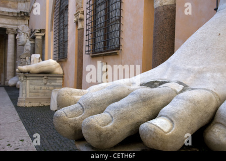 I frammenti di una statua colossale di Costantino, Musei Capitolini, Campidoglio, Roma, Lazio, Italia Foto Stock