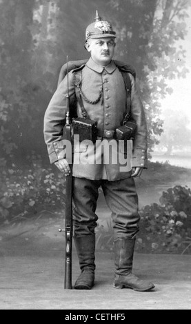 Germania. WW1 soldato in grande uniforme con un fucile e casco Foto Stock