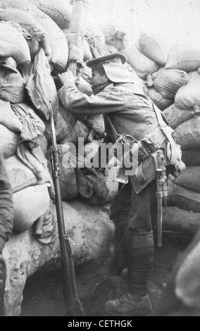 Un rivestito di cachi marinaio del Royal Naval Division in una trincea a Gallipoli durante il WW1 Foto Stock