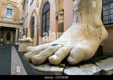 I frammenti di una statua colossale di Costantino, Musei Capitolini, Campidoglio, Roma, Lazio, Italia Foto Stock