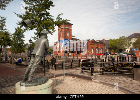Regno Unito Galles, Swansea, quartiere marittimo capitano Cat scultura da Robert Thomas rivolta verso la Pumphouse pub Foto Stock