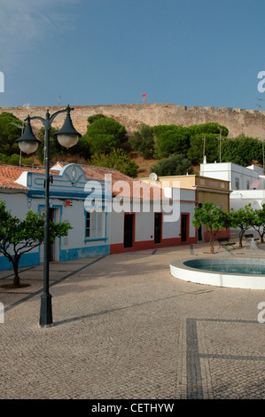 Il castello medievale di Castro Marim sulla sommità di una collina che domina la parrocchia civile di Castro Marim in Algarve Portogallo meridionale Foto Stock