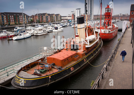 Regno Unito Galles, Swansea, rimorchiatore storico di inscatolamento e Helwick Lightship al National Waterfront Muesum Foto Stock