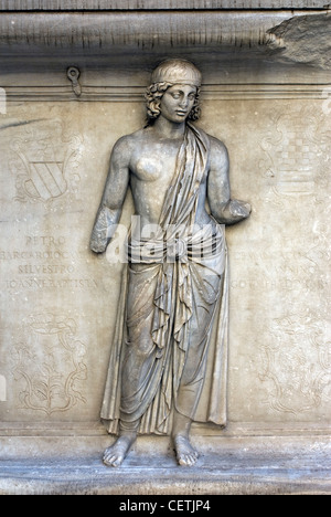 Lo zoccolo con le personificazioni di una provincia, dal Tempio di Adriano, il cortile del Palazzo dei Conservatori, Roma, Lazio, Italia Foto Stock