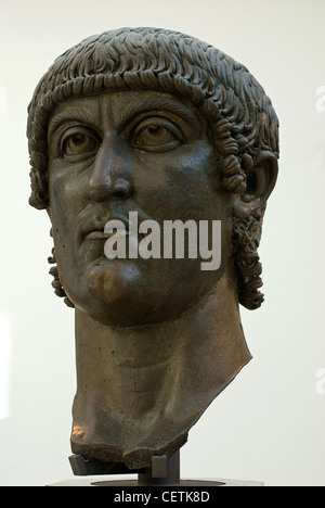 Testa della Statua colossale bronzea di Costantino, Marco Aurelio Exedra, Palazzo dei Conservatori, Roma, Lazio, Italia Foto Stock