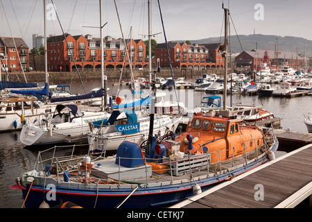 Regno Unito Galles, Swansea, quartiere marittimo, Marina, ex scialuppa di salvataggio ormeggiato tra i pontoni Foto Stock