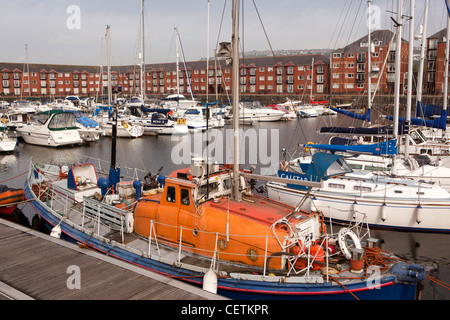 Regno Unito Galles, Swansea, quartiere marittimo, Marina, ex scialuppa di salvataggio ormeggiato tra i pontoni Foto Stock