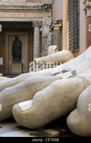 I frammenti di una statua colossale di Costantino, Musei Capitolini, Campidoglio, Roma, Lazio, Italia Foto Stock