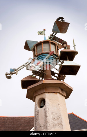 Regno Unito Galles, Swansea, quartiere marittimo, torre faro da Robert Conybear passeggiata sul sentiero delle sculture Foto Stock