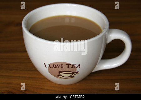 Grande tazza di prima colazione inglese tè in tazza bianca con amo Te scritto sul lato. Foto Stock