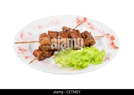 Kebab da fegato di pollo avvolto con pancetta e salsa di aglio Foto Stock